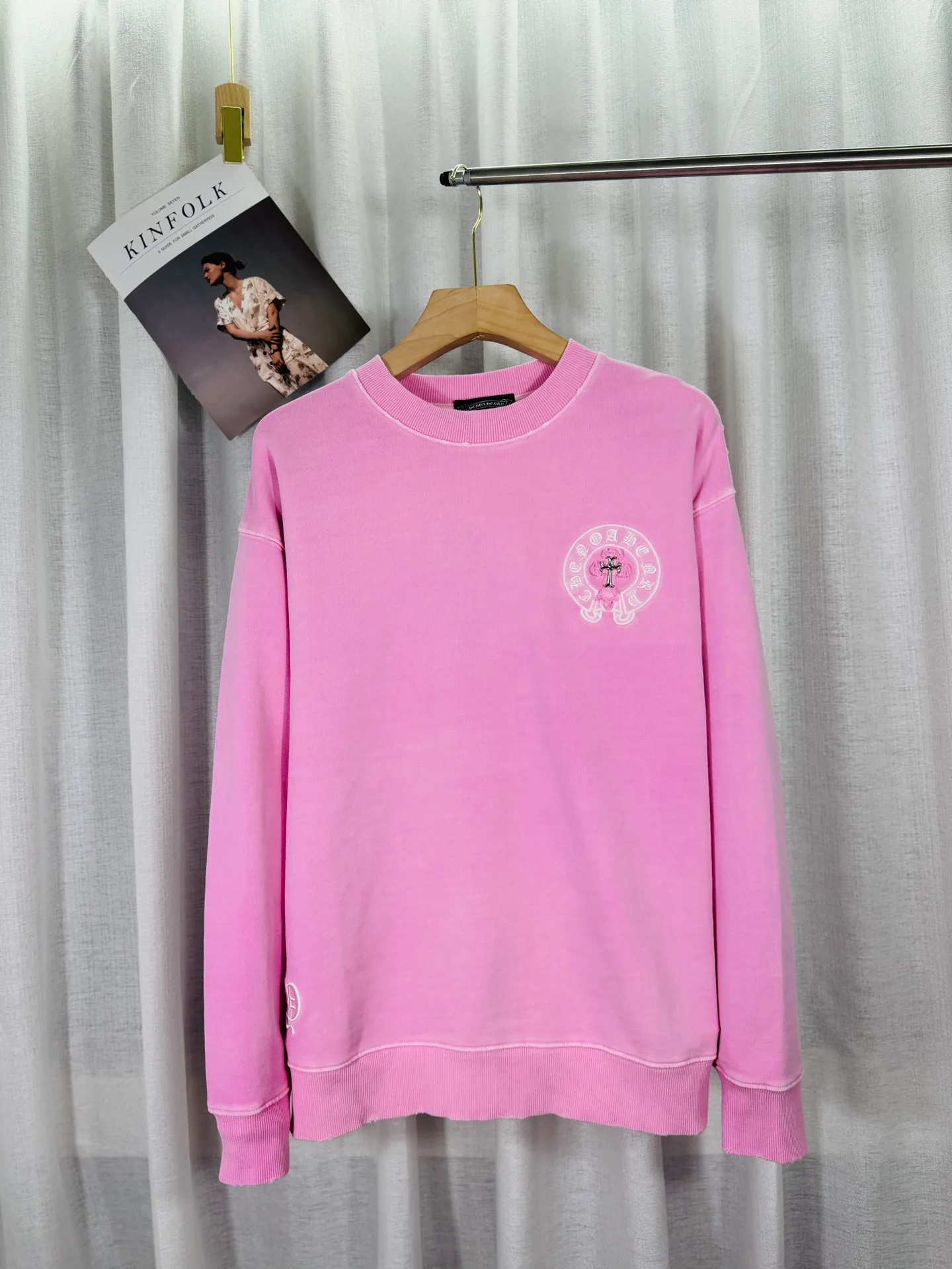P280 top version, real shot without P, ​​different from market currency) 𝗖𝗵𝗿𝗼𝗺𝗲 𝗛𝗲𝗮𝗿𝘁𝘀/Cro Heart 2025 washed patch embroidery autumn and winter new original single counter American laser burnt 3D three-dimensional color embroidery couple casual sweatshirt 👑The highest version! Customized fabric 430g tripe terry fabric! American acid-washed and distressed original fabric laser burnt ✟appliqué embroidery and exquisite embroidery of letters! The best-selling model in the counter, very comfortable to wear. Accessories: original molded and authenticated collar label➕100% silk wash label. Genuine purchase-grade original hangtag➕matching hanging rope➕3D hanging beads➕original packaging bag. Craftsmanship: The original version has consistent wiring! The highest version of the armhole matching technique! Color: Pink Black Size: S M L XL Style No.: 9332